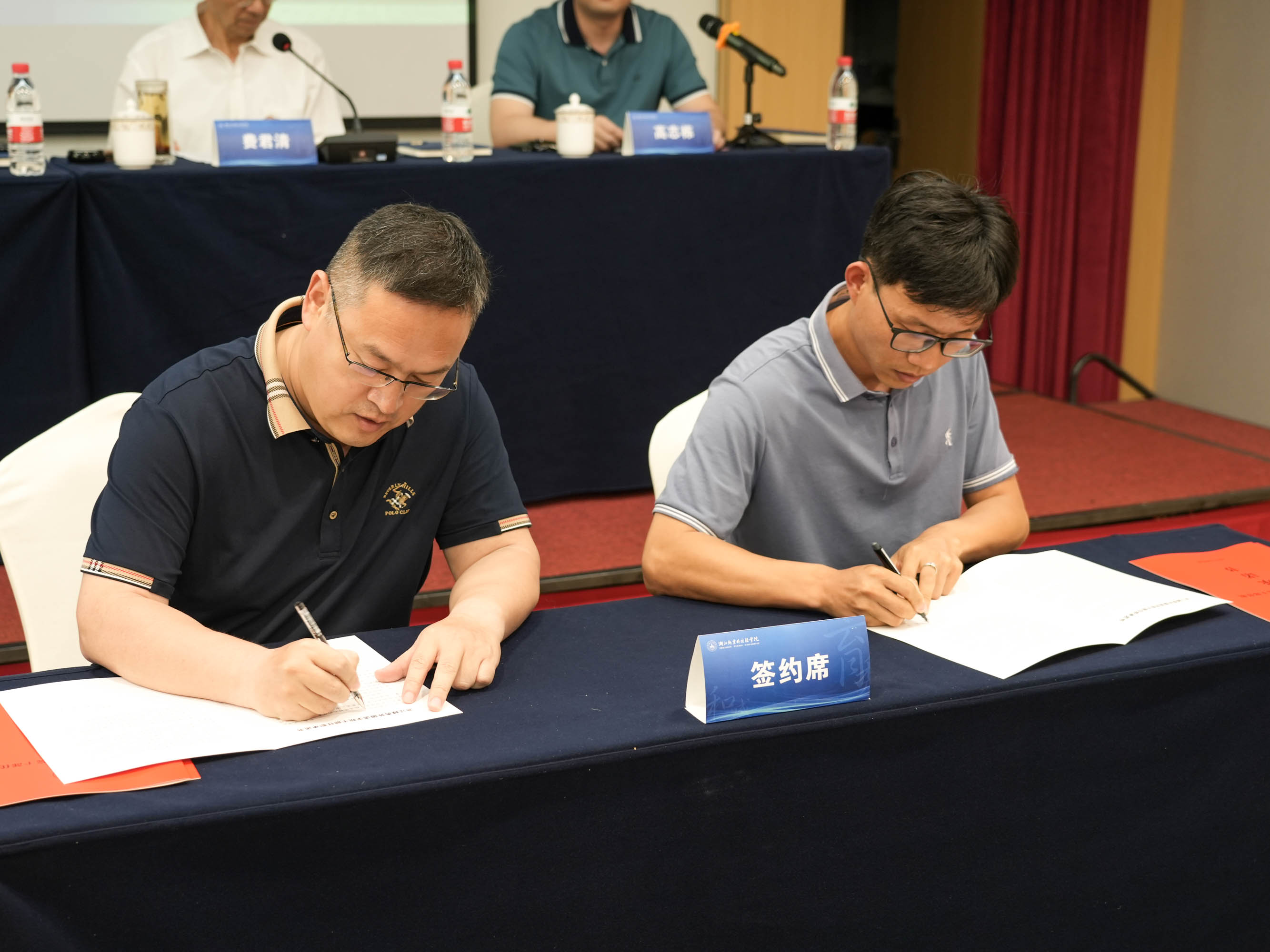 学校召开中层干部任前集体谈话暨干部任职承诺书签订仪式